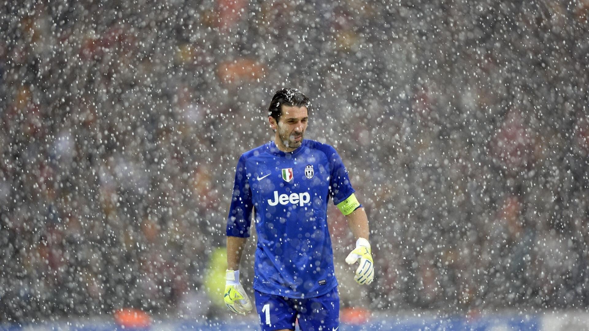 门将失误连累C罗，赛场再响Messi嘲讽声