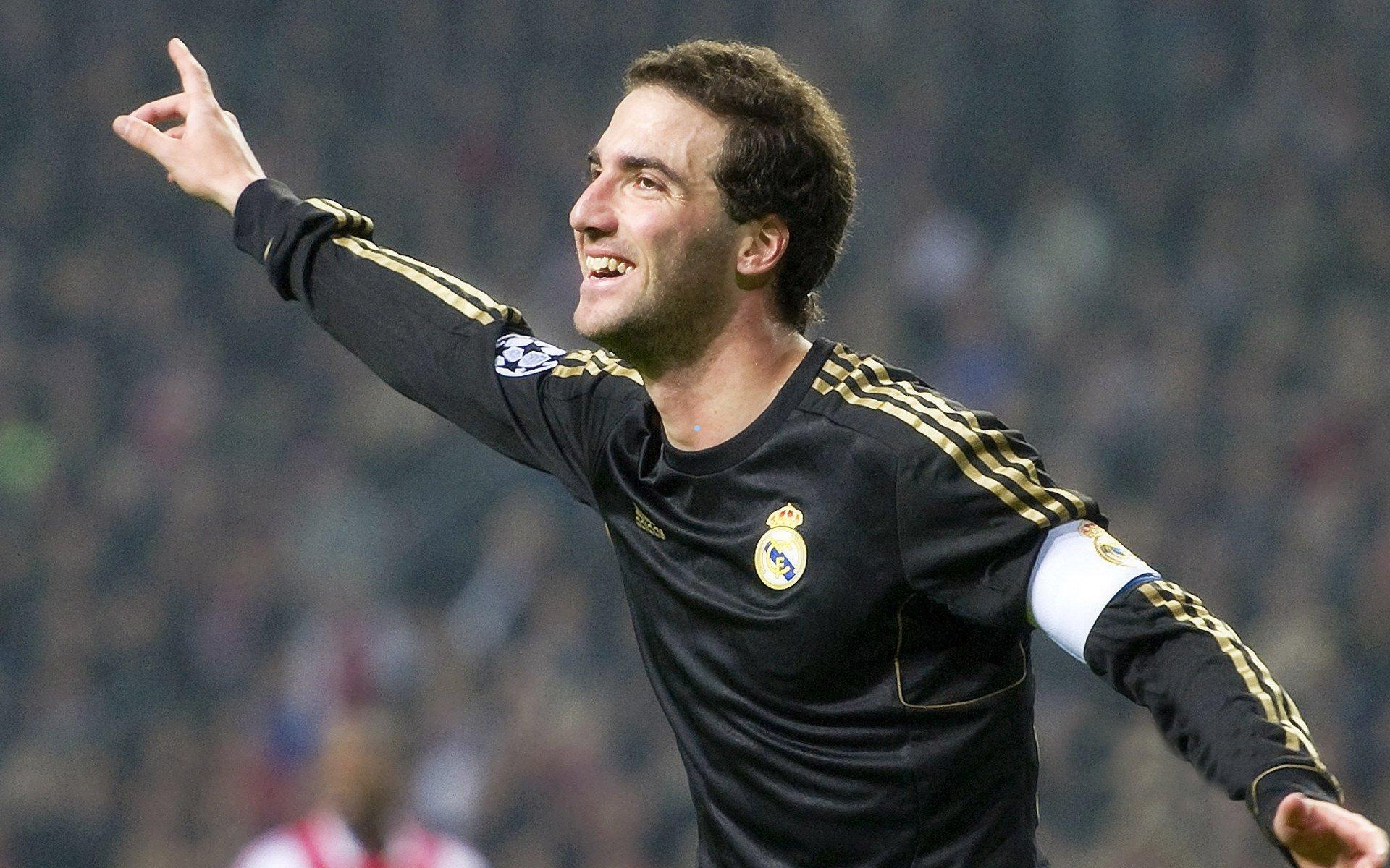 拜合拉木深情回看助攻王钰栋的制胜进球，团队默契的璀璨瞬间